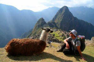 14719526-de-turismo-y-la-llama-sentado-frente-a-machu-picchu-peru